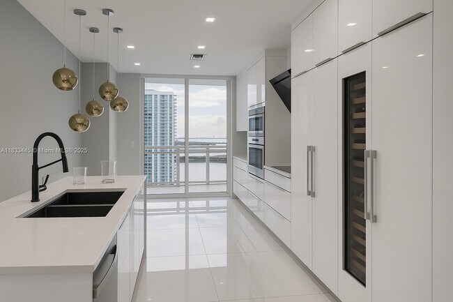 Foto del edificio - 901 Brickell Key Blvd