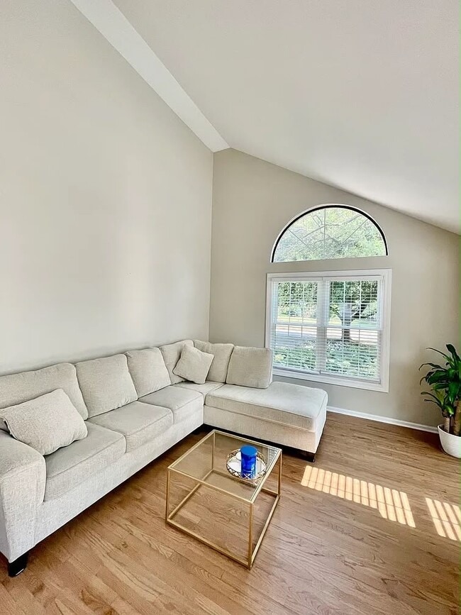 Building Photo - 27W220 Chelsea Cir