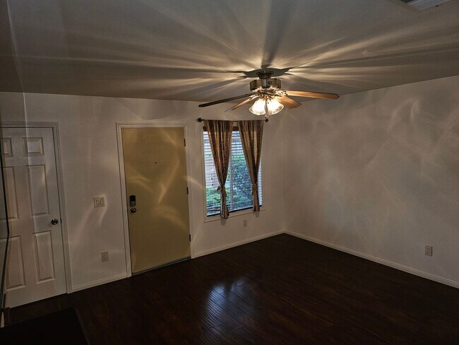 Foto del edificio - Remodeled 2bedroom 1.5 Bath Townhouse
