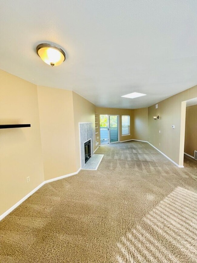Foto del edificio - Spacious Two Bedroom Condo Available for R...