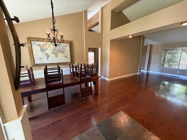 Foto del edificio - 2461 Bay Hill Cir