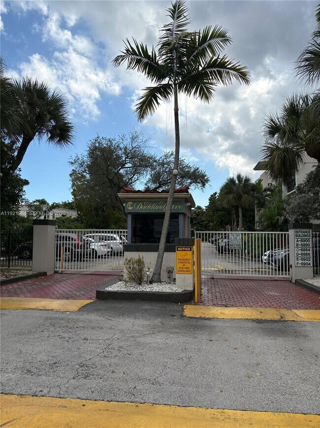 Foto del edificio - 6900 N Kendall Dr