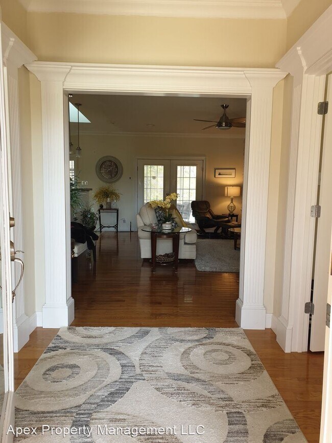 Foto del edificio - 3 br, 3 bath House - 1450 Saint Ives Blvd