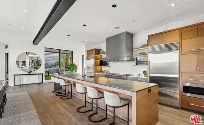 Foto del edificio - 727 N Beverly Glen Blvd