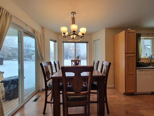 Foto del edificio - 184 Droulliard Ave