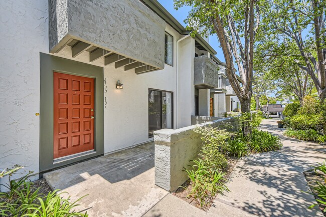 Private entry - 8722 Villa La Jolla Dr