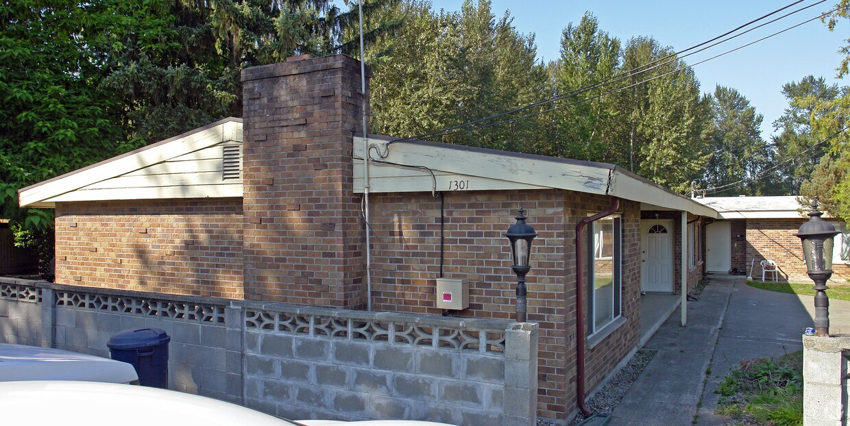 Primary Photo - 1301 E Main Ave