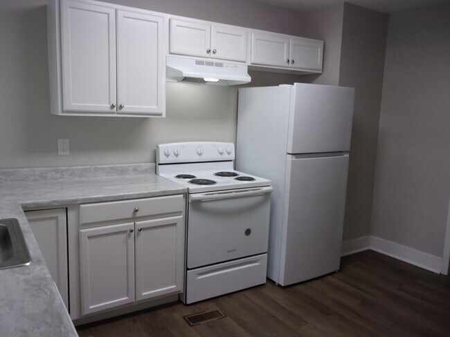 Foto del edificio - Recently Renovated 2 Bedroom 1 1/2 Bath Townhome - 1 Block from Winthrop