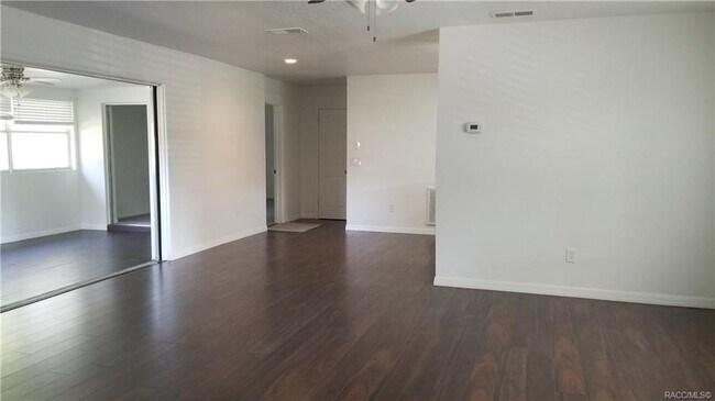Building Photo - 1404 Claymore St