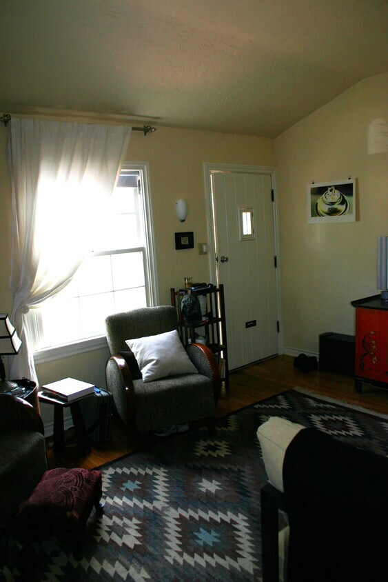 Living room - 1612 Rockwood St