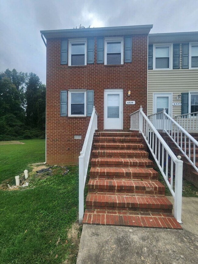 Building Photo - AVAILABLE NOW IN PRINCE GEORGE COMMONS >>>...