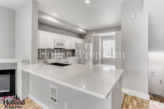 Building Photo - Beautiful 3-Level Hillsboro Townhouse in Quiet Cul-de-sac!