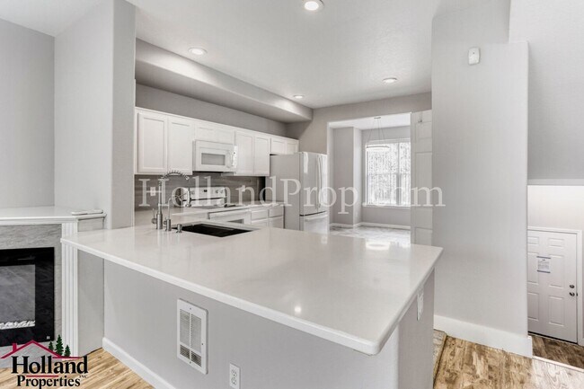 Foto del edificio - Beautiful 3-Level Hillsboro Townhouse in Quiet Cul-de-sac!