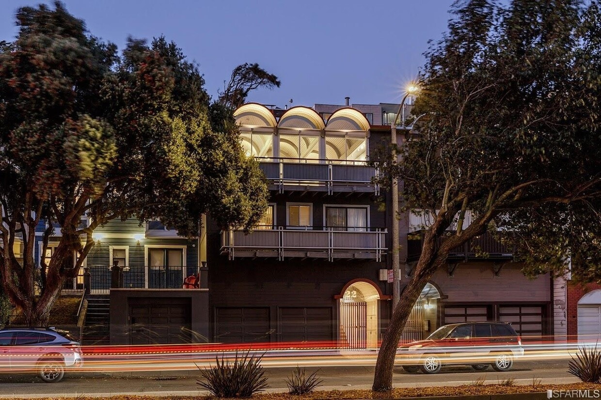 Primary Photo - 422 Monterey Blvd
