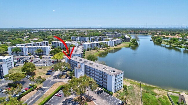 Foto del edificio - 8720 N Sherman Cir