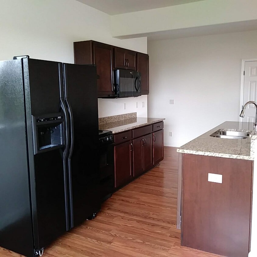 Cocina - Refrigerador, estufa y microondas - 20215 Indi Dr