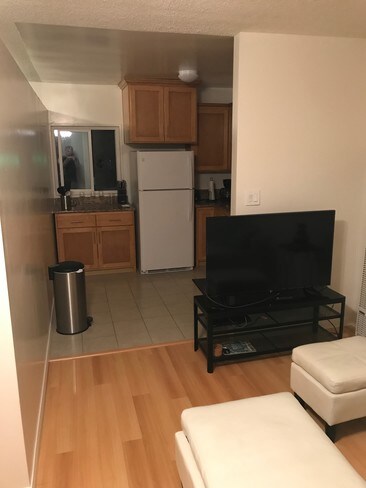 Disfruta de la Smart TV mientras cocinas - 4747 S Centinela Ave
