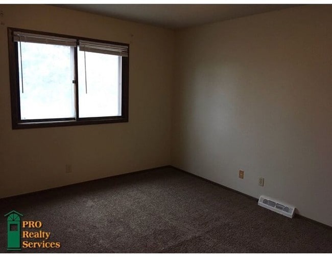 Building Photo - Spacious 5 Bedroom Home
