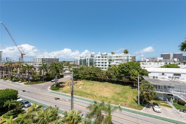 Foto del edificio - 10140 W Bay Harbor Dr