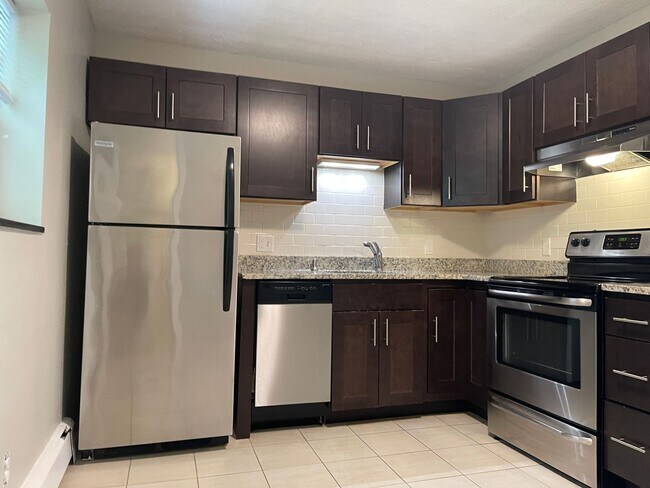 Building Photo - Older renovation but very nice layout 2 bed .  ht Hw Inc No Fee Next 1 FREE MONTH