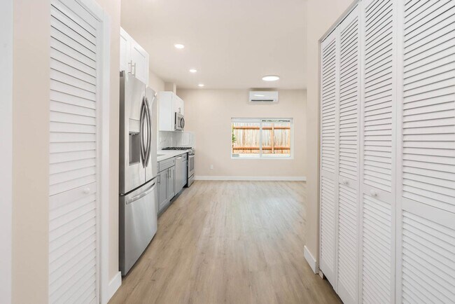 Foto del edificio - Live in the Heart of North Seattle – 2-Bedroom Home!