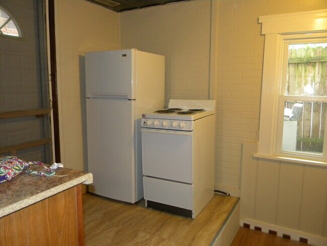 Kitchen Picture 2 - 21 W Carpenter St