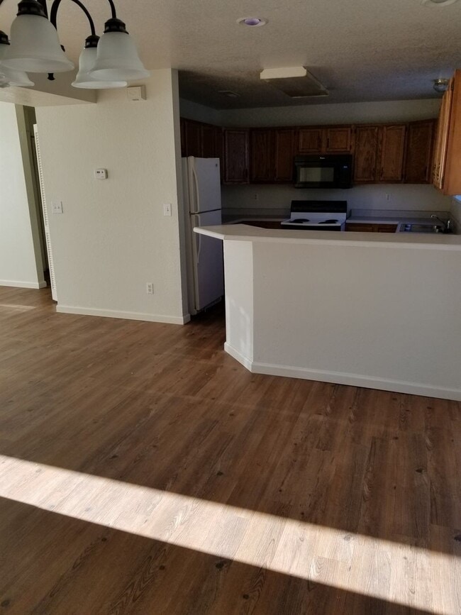 Building Photo - 3 bedroom 2.5 bathroom town house for rent