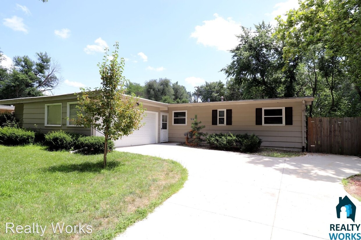 Foto principal - 3 br, 1 bath House - 7019 S Eldora