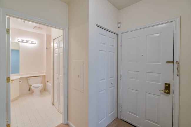 Foto del edificio - Charming And Well-Maintained 1 Bedr 1 Bath...