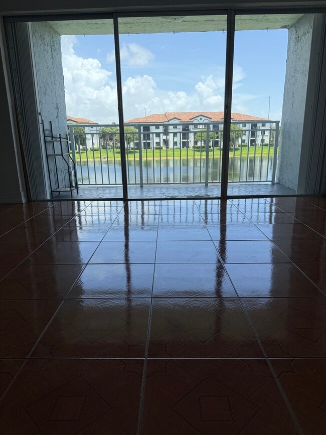 Building Photo - 9373 Fontainebleau Blvd