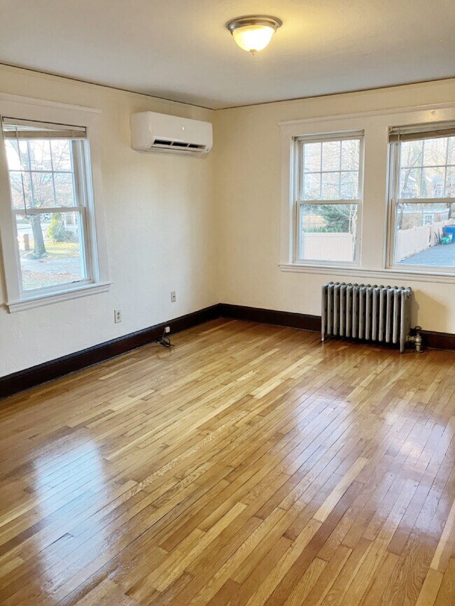 Foto del edificio - Available NOW! 1 BED 1 BATH in prime Quincy location!