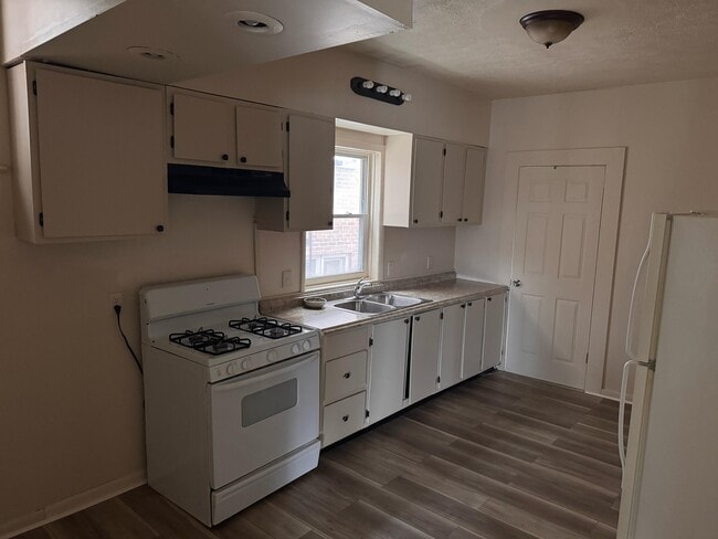 Building Photo - 871 Lake Ave