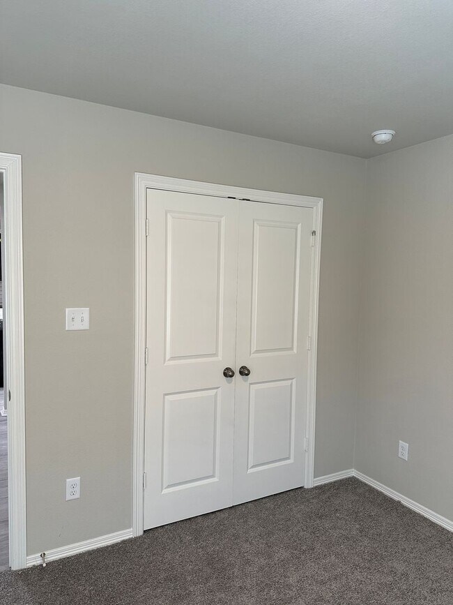 Foto del edificio - Navasota - 3 bedrooms / 2 bath / 2 car garage with fenced in yard.