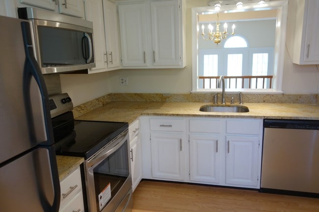 Eat-in Kitchen - 10502 Grosvenor Pl