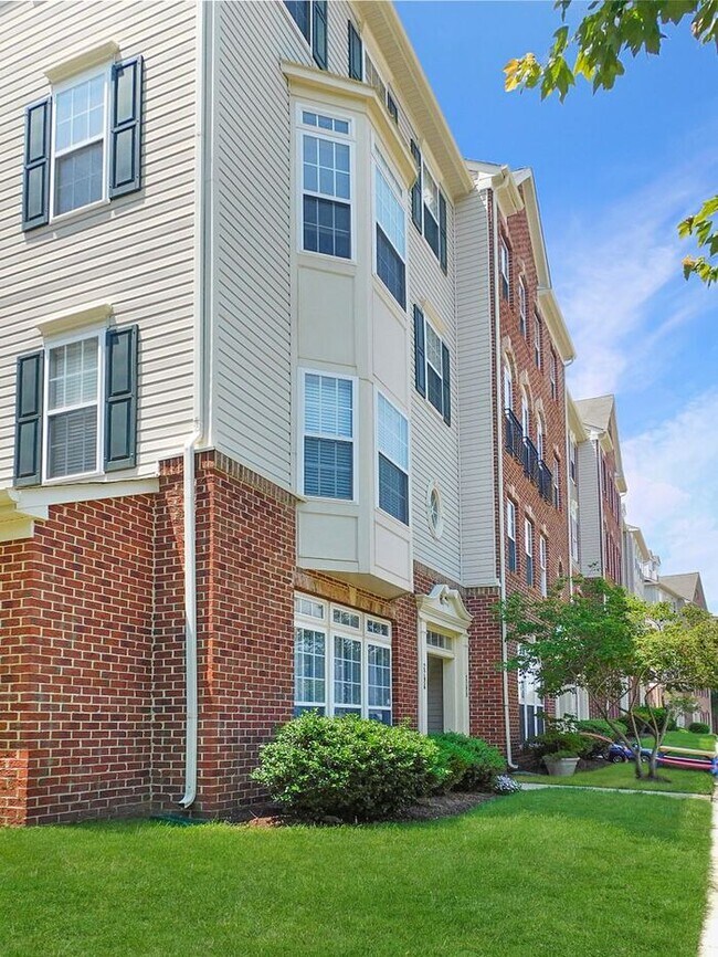 Foto del edificio - 3 Level Condo with 1 Car Garage and Privat...