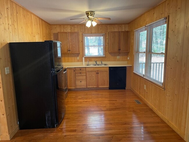 Building Photo - Cabin
