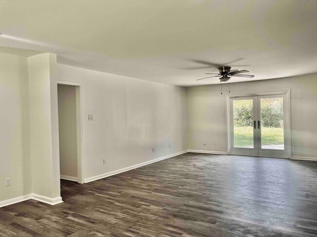 Foto del edificio - 8106 Mullins Dr