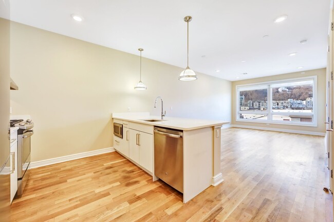 Building Photo - 1/Bedroom at Edgewater's top waterfront lo...