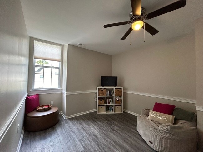 Building Photo - Introducing a stunning 3 bedroom, 2.5 bath...
