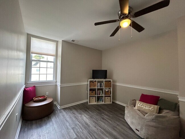 Foto del edificio - Introducing a stunning 3 bedroom, 2.5 bath...