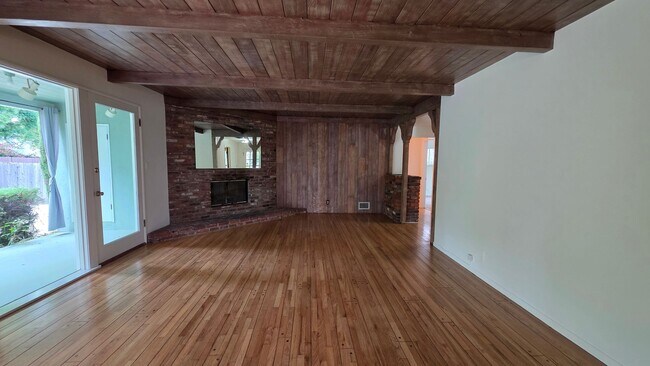 Foto del edificio - Sherman Oaks 3+2 w/great backyard + all ap...