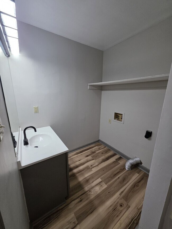 Foto del edificio - 668 Simpson St