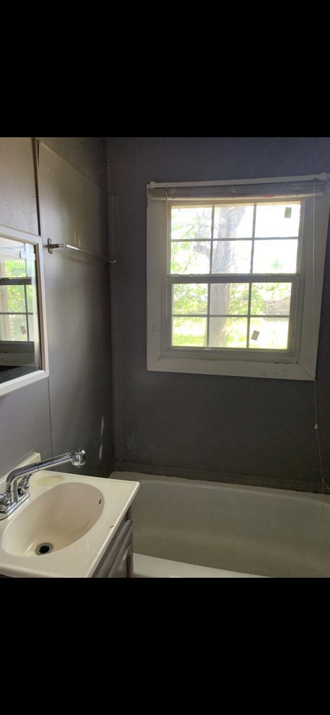 Building Photo - 3204 E 4th St