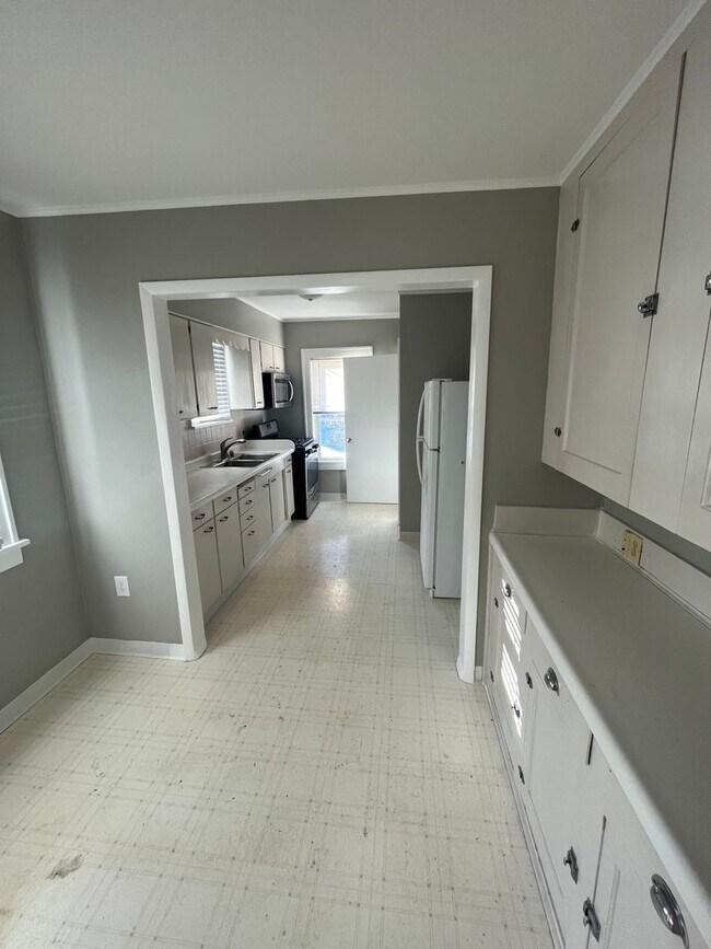 Building Photo - Nice 3 Bedroom House with Big 2 Car Garage!