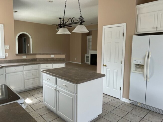 Building Photo - 3 Bedroom, 2 Bath, Unfurnished Home with L...