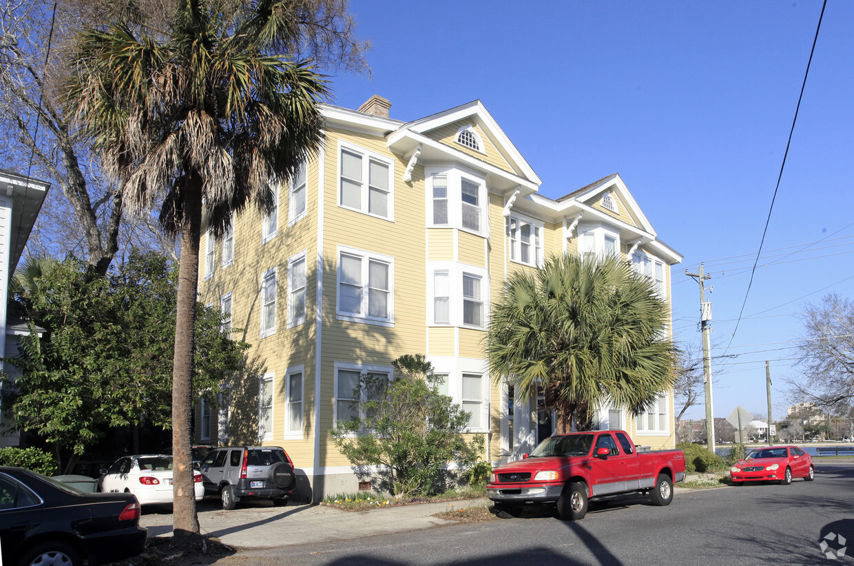 Primary Photo - Colonial Apartments