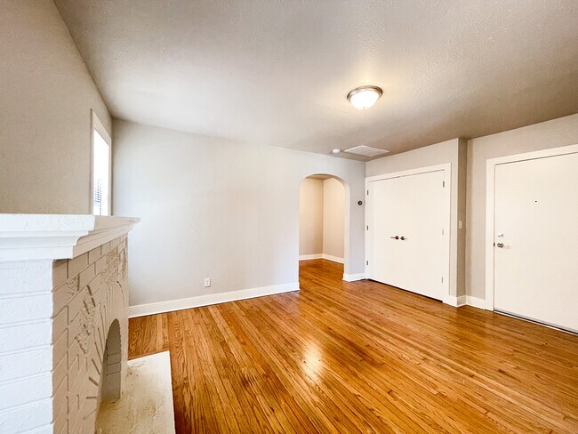 Foto del edificio - 831 & 835 East Drive