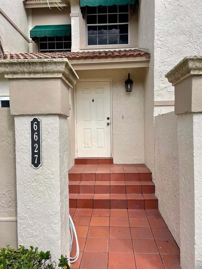 Foto del edificio - 6627 Via Regina