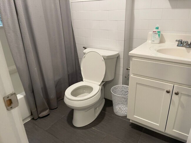 Foto del edificio - No Fee No Security, ALL NEW  Huge 2 bed wi...