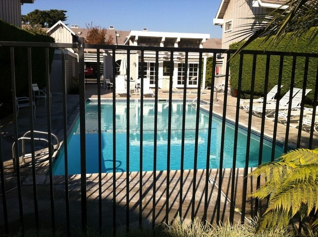 Building Photo - 321 Spinnaker Way